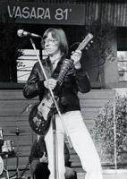 Leons Sējāns no grupas "Pērkons" koncertā Kuldīgas estrādē, 07.1981.