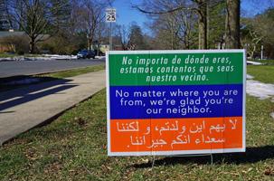 Ceļazīme spāņu, angļu un arābu sarunvalodā ar uzrakstu "Neatkarīgi no tā, no kurienes jūs esat, mēs priecājamies, ka esat mūsu kaimiņš". Prinstona, ASV, 22.03.2017.