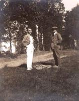Somijas ārlietu ministrs Rūdolfs Holsti (no labās) un Kārlis Zariņš atpūtā pie Peijennes (Päijänne) ezera. Somija, 1920.–1922. gads.
