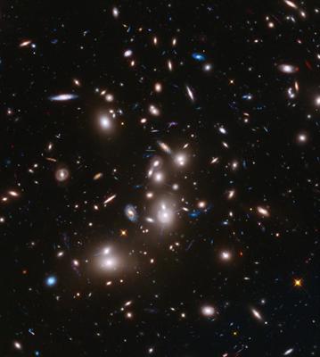 Galaktikām bagātā kopa Abell 2744.