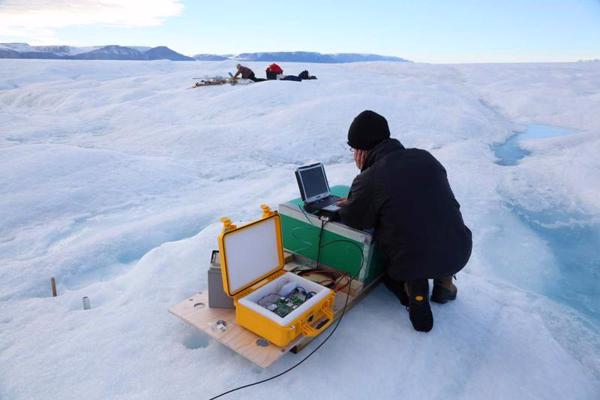 Zinātnieki pēta Petermana ledāju, lai noteiktu tā kušanas ātrumu. Grenlande, 27.08.2016.