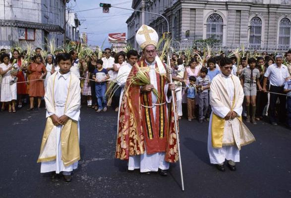 Romas katoļu arhibīskaps Arturo Rivera Damass (Arturo Rivera y Damas) vada Pūpolu svētdienas procesiju Sansalvadorā. Salvadora, 01.04.1982.