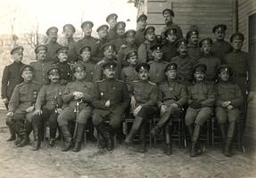 1. Daugavgrīvas latviešu strēlnieku bataljona virsnieki. 1916. gada pavasaris. Pirmajā rindā centrā – bataljona komandieris kapteinis Rūdolfs Bangerskis.