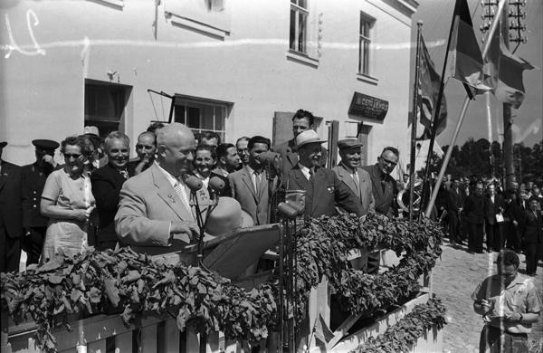Ņikita Hruščovs un VDR vadītāji mītiņā kolhozā "Sarkanais oktobris". Rauna, 11.06.1959. Priekšplānā no kreisās: Ņikita Hruščovs, pa labi no viņa (platmalē): Vācijas Sociālistiskās vienības partijas priekšsēdētājs Valters Ulbrihts.