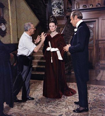 Džordžs Kjūkors dod norādes aktieriem Odrijai Hepbernai un Reksam Harisonam filmas "Mana jaukā lēdija" uzņemšanas laikā. Losandželosa, 1964. gads.