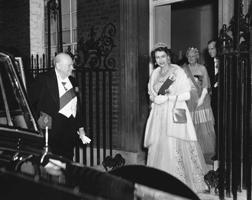 Vinstons Čērčils atver automašīnas durvis karalienei Elizabetei II un Edinburgas hercogam pēc pusdienošanas Dauningstrītā 10. Lielbritānija, 04.04.1955.