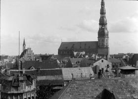 Skats uz Rīgas Sv. Pētera baznīcu no Lielās ģildes ēkas jumta Amatu ielā. Rīga, 1929. gads.