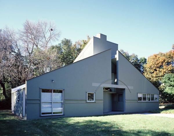 Roberta Venturi projektētā Vannas Venturi māja (Vanna Venturi House, 1964) Česnathilā, Filadelfijā. 1980. gads.