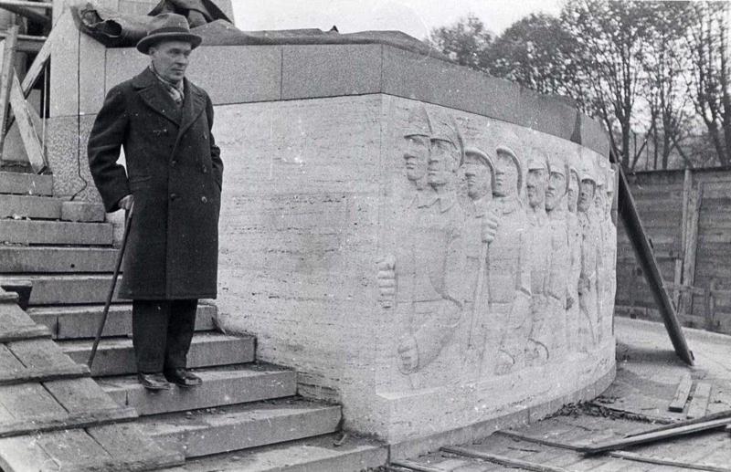 Kārlis Zāle pie Brīvības pieminekļa tā celtniecības laikā. Rīga, 13.11.1935.