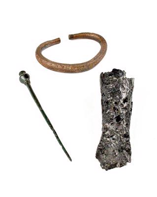 Senlietas no vīrieša apbedījuma: dzelzs cirvis, bronzas aproce un rotadata. Ābeļu Boķi, V uzkalniņš, 1. kaps, 2.–3. gs.