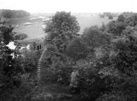 Skats no Mežotnes pilskalna (priekšplānā priekšvaļņa paaugstinajums pie Lielupes). 1938. gads.