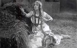 Lilita Bērziņa (Laimdota, Mirdza Saulīte) filmā "Lāčplēsis", 1930. gads.