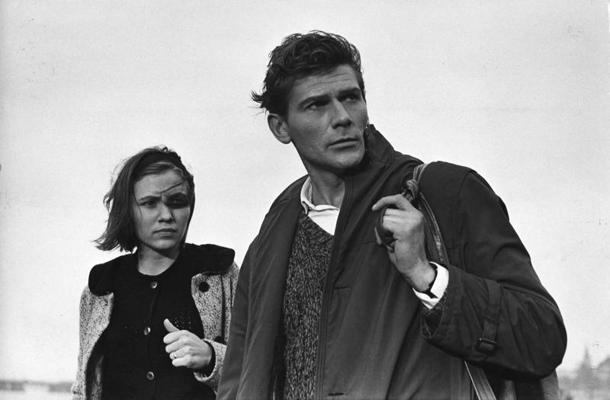 Uldis Pūcītis (Cēzars Kalniņš), Līga Liepiņa (Bella) filmā "Elpojiet dziļi... (Četri balti krekli)", 1967. gads.
