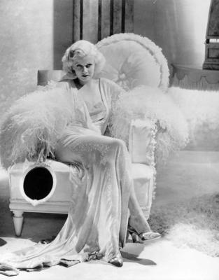 Džīna Hārlova Holivudas kostīmu mākslinieka Adriāna (Adrian) veidotajā tērpā filmā "Vakariņas astoņos". 1933. gads. 