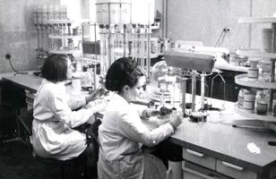 Otrā kursa studentes praktiskajā nodarbībā aptiekas zāļu tehnoloģijā. Rīga, 1969. gads.