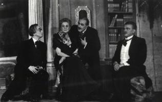 Aina no Jāņa Jaunsudrabiņa komēdijas "Jo pliks, jo traks" iestudējuma. Eslingenas Latviešu teātris. 1949. gads.