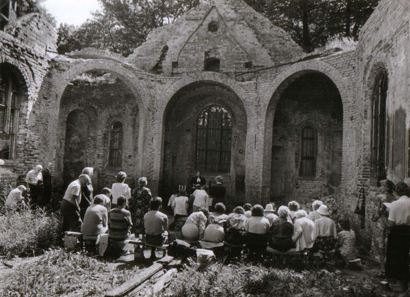 Pirmais dievkalpojums izpostītajā izvadīšanas kapelā, ko vadīja mācītājs Guntis Kalme. 04.06.1990.