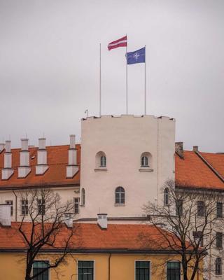 Par godu Latvijas dalības NATO 15. gadadienai un NATO dibināšanas 70. gadadienai Rīgas pils Svētā Gara tornī pacelts NATO karogs. 29.03.2019.