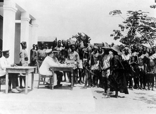 Vācu Impērijas kontrolētajā Togolandes kolonijā vietējie vīrieši tiek vervēti Vācu Impērijas armijai. Ap 1914. gadu.