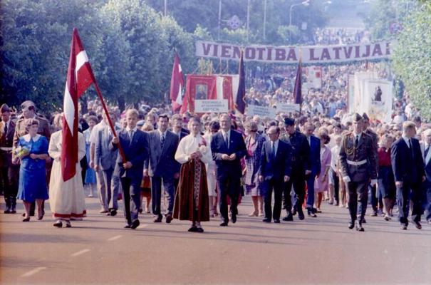 Atjaunotā Latgales atbrīvošanas pieminekļa "Vienoti Latvijai" atklāšana. Rēzekne, 13.08.1992.