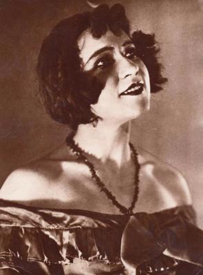 Lilija Žvīgule Cepurnieces lomā Ežēna Labiša lugas "Itālijas salmu cepure" iestudējumā, inscenētājs Eduards Smiļģis, 1926. gads.