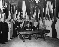 ASV prezidents Franklins Rūzvelts un 26 sabiedroto valstu pārstāvji paraksta Apvienoto Nāciju Organizācijas deklarāciju. Vašingtona, ASV, 01.01.1942.