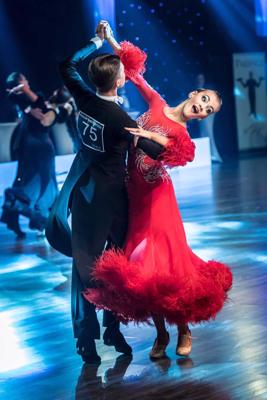 Pāris dejo fokstrotu balles deju turnīrā Krakovā. Polija, 10.12.2017.