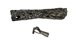 Senlietas no vīrieša apbedījuma: bronzas sakta, dzelzs cirvis. Īles mežs, 2. gs.