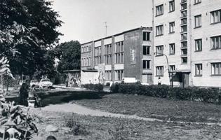 Putnu fabrikas "Ķekava" kultūras nams ar Ļeņina portretu un dzīvojamā māja. Ķekava, 20. gs. 70. gadi.
