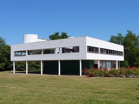 Lekorbizjē (Le Corbusier) projektētā Savojas villa (Villa Savoye, 1931) Francijā iemieso modernās arhitektūras "piecus principus". 25.05.2011.