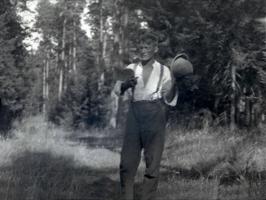 Ernests Brastiņš pēc pilskalnu uzmērīšanas ekspedīcijas. 1924. gads.