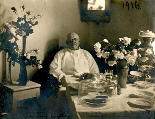 Ādolfs fon Bergmanis savā darba jubilejā Rīgas pilsētas 1. slimnīcā. Rīga, 1916. gads.