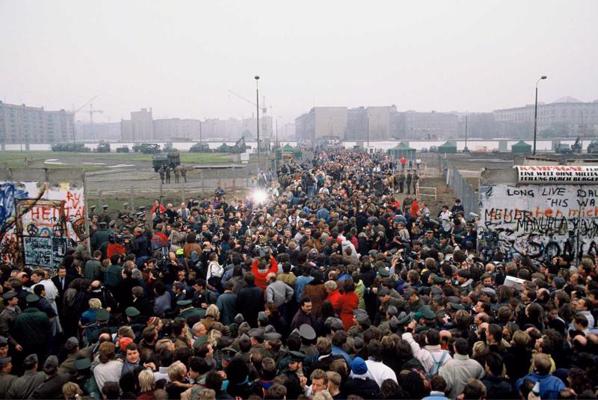 Tūkstošiem austrumvāciešu dodas uz Rietumberlīni dažas dienas pēc Berlīnes mūra krišanas 1989. gada 9. novembrī.