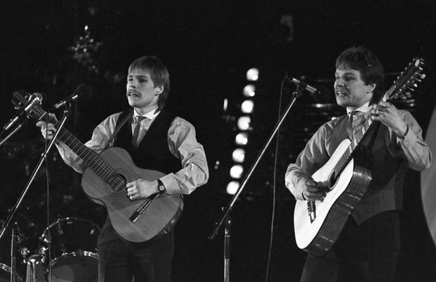Brāļi – Āris un Saulceris Ziemeļi izpilda savu dziesmu "Uzsniga sniedziņš balts". Rīga, 12.1987.