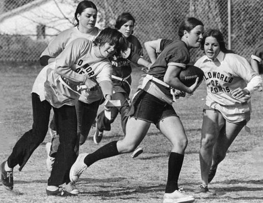 Regis College universitātes studentes spēlē karogfutbolu. ASV, 19.10.1971.