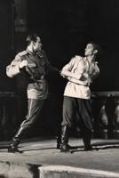 No kreisās: Aleksandrs Lembergs Viktora lomā un Valentīns Bļinovs Petjas lomā baletā “Jaunība”. LPSR Valsts operas un baleta teātris, 1950. gads.