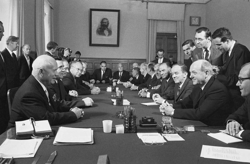 PSRS Ministru padomes priekšsēdētājs Ņikita Hruščovs (Никита Сергеевич Хрущёв) un ASV valsts sekretārs Dīns Rasks (Dean Rusk) pēdējā sarunā pirms kodolieroču izmēģinājumu aizlieguma līguma parakstīšanas. Maskava, 05.08.1963.
