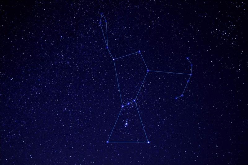 Debess apgabals ar Orionu. Ar līnijām parādīta zvaigznāja raksturīgā figūra. 25.10.2020.