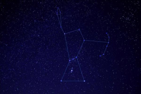 Debess apgabals ar Orionu. Ar līnijām parādīta zvaigznāja raksturīgā figūra. 25.10.2020.