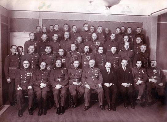 Pulkvedis-leitnants Kārlis Prauls (pirmajā rindā ceturtais no kreisās) kopā ar ģenerāli Jāni Balodi un aizsargu štāba darbiniekiem un aizsargu pulku komandieriem. 1929.–30. gads.
