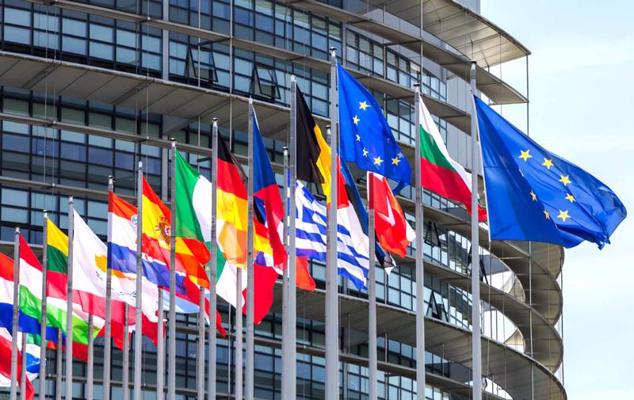 Eiropas Savienības valstu karogi pie Eiropas Parlamenta ēkas Strasbūrā, Francijā, 03.07.2019.