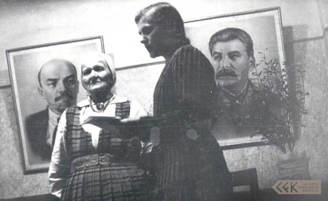 Teicēja Ilze Lukstiņa no Madlienas dzied tautasdziesmas, blakus viņai Vilma Greble. Folkloras institūta 4. zinātniskā ekspedīcija. Sigulda, 25.06.1950.