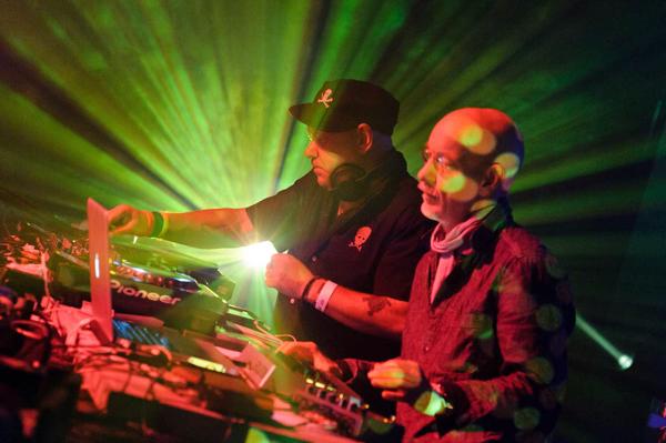Apvienības The Orb mūziķi Alekss Patersons (Alex Paterson) un Tomass Fēlmans (Thomas Fehlmann) uzstājas naktsklubā Electric Brixton. Londona, Lielbritānija, 15.03.2014.
