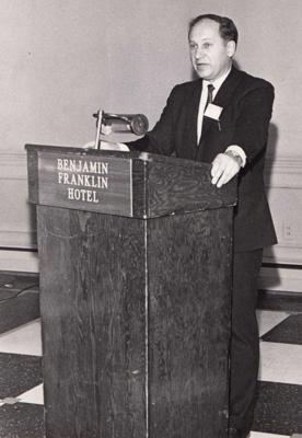 Ilgvars Spilners saka runu Amerikas Latviešu apvienības (ALA) kongresā Filadelfijā. ASV, 1969. gads.