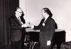 Amerikas Latviešu apvienības (ALA) priekšsēdētājs Ilgvars Spilners nodod ALA zīmogu jaunievēlētajam ALA valdes priekšsēdētājam Ādolfam Lejiņam. Ņujorka, 05.1975.