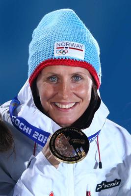 Marita Bjergena (Marit Bjørgen) ar olimpisko zelta medaļu ziemas olimpiskajās spēlēs Sočos. Krievija, 08.02.2014.
