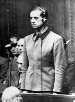 Nacistu ārsts Karls Brants (Karl Brandt), kas veica eksperimentus ar cilvēkiem un citus kara noziegumus, stājas tiesas priekšā Nirnbergas tribunālā. Vācija, 1945. gads.