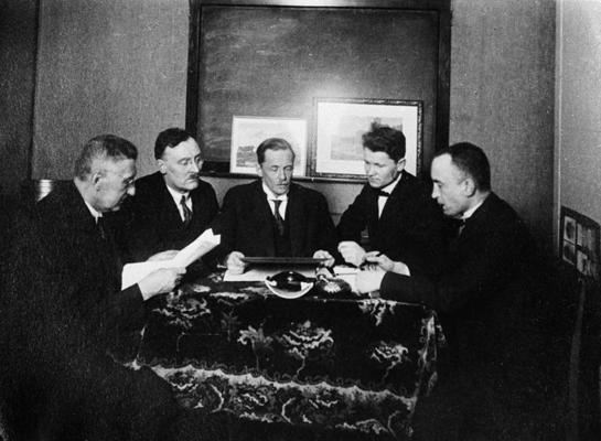 Latviešu fotogrāfiskās biedrības izstādes žūrijas locekļi apspriedes laikā. Rīga, 1925. gads.