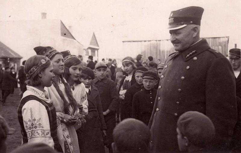Latvijas armijas ģenerālis Rūdolfs Bangerskis sveic bērnus kociņu stādīšanas pasākumā. Daugavpils, 1936. gads.