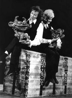 Aina no leļļu teātra izrādes "Velniņi". Režisore Tīna Hercberga, mākslinieks Pāvils Šēnhofs. 1969. gads.